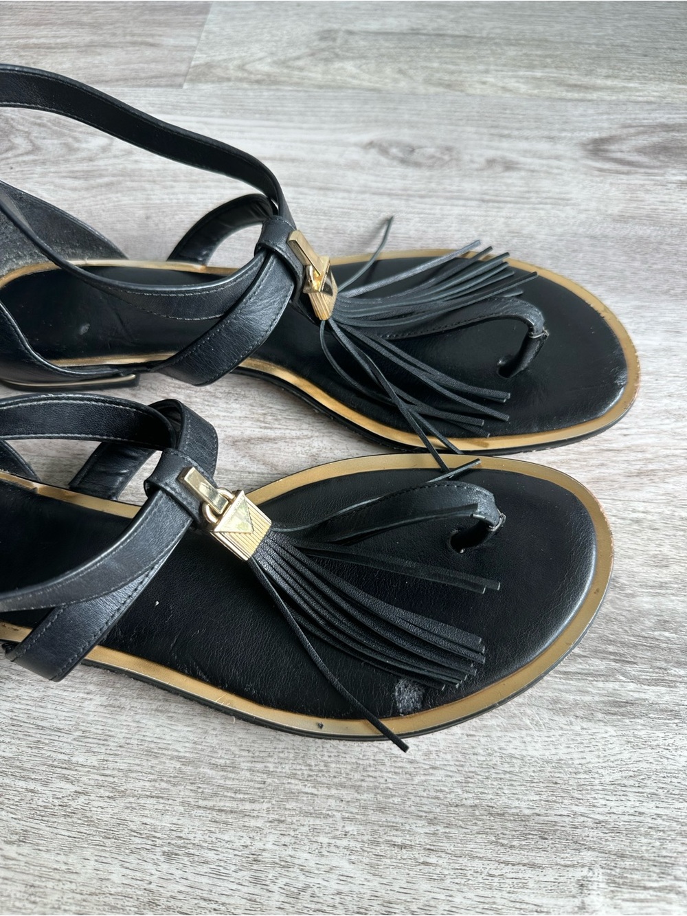 Michael Kors Winslow Sandals
black/gold leather Gladiator lock tassel t-strap 8 - Picture 8 of 10